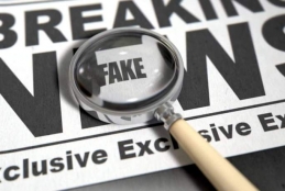 Imagem de uma lupa e jornal escrito "Breaking fake news"