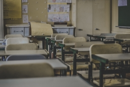 Sala de aula com cadeiras vazias