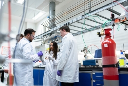 Cientistas de jaleco interagem em um laboratório médico