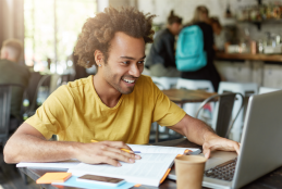 Homem estudando em frente a um computador