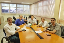 Vice-reitor da UFF Antonio Claudio da Nóbrega, Manoel Alves da construtora, secretário Municipal de Obras de Macaé Saulo Ramos, prefeito Aluízio dos Santos Junior e secretário Adjunto de Ensino Superior da Educação de Macaé Mácio Magini   