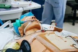 Boneco deitado em um leito recebendo oxigenação artificial