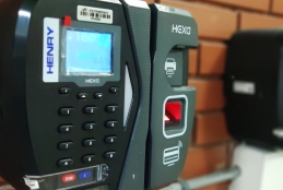 Foto de máquina de ponto eletrônico