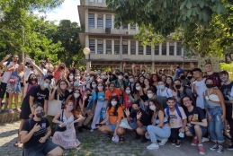 Foto no campus do Gragoatá com um grupo de estudantes que participaram da 1ª edição do Viva os Reencontros
