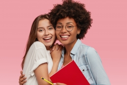 Mulheres estudantes se abraçando