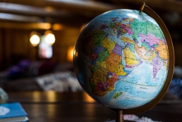 Um globo terrestre em 3D em cima de uma mesa
