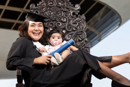 Mãe e filha no museu com diploma na mão