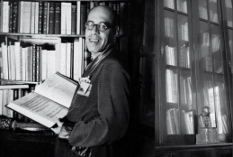 Mário de Andrade em sua casa na Barra Funda, em 1935.  Acervo IEB-USP