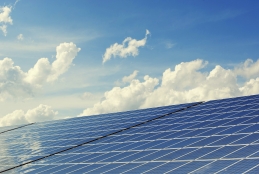 Placas de captação de energia solar. ao fundo o céu azul diurno com algumas nuvens.