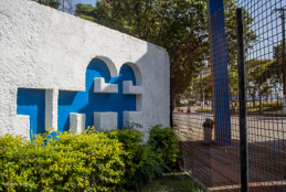 foto de uma parede branca escrita UFF em azul