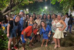 #ParaTodosVerem Alguns dos alunos do projeto estão reunidos em pé e posam sorridentes em um espaço arborizado