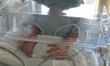 Bebê prematuro em hospital com a mãe ao lado
