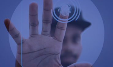 imagem azul. No primeiro plano uma mão e a digital de um homem negro de boné.