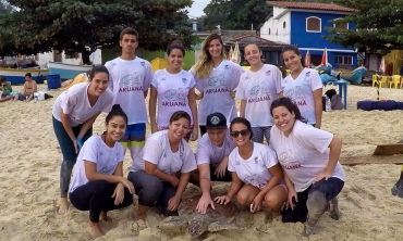 Integrantes do Projeto Aruanã com tartaruga marinha em Itaipu 