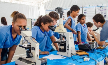 Estudantes de escolas do ensino fundamental visitando o evento de Agenda Acadêmica da UFF