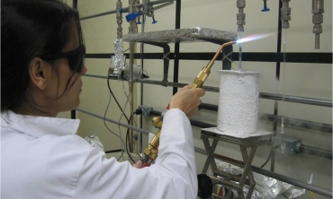Professora Kita Macario prepara amostra para datação com Carbono 14
