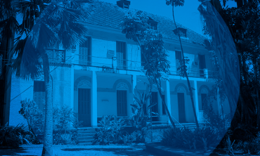 imagem da faculdade de arquitetura da UFF em Niterói, sob filtro azul.