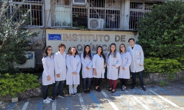 Professora Vanessa do Nascimento (terceira à direita) e alunos participantes do projeto