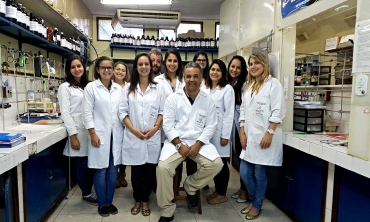 Grupo de pesquisadores no laboratório
