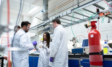Cientistas de jaleco interagem em um laboratório médico