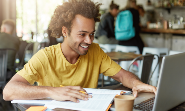 Homem estudando em frente a um computador