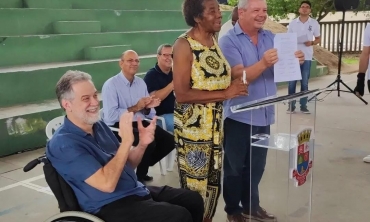 O reitor da UFF Antonio Claudio aplaude, ao lado da ex-atleta Aída dos Santos e do prefeito de Niterói Axel Grael