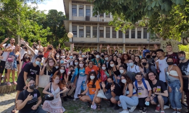 Foto no campus do Gragoatá com um grupo de estudantes que participaram da 1ª edição do Viva os Reencontros