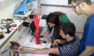 Alunos realizando teste com a prótese robótica