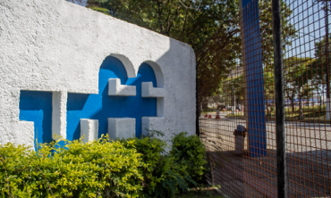 foto de uma parede branca escrita UFF em azul