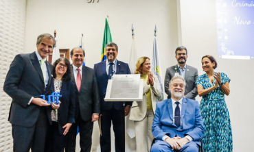Foto composta por 5 homens e 3 mulheres ao redor de uma placa de inauguração